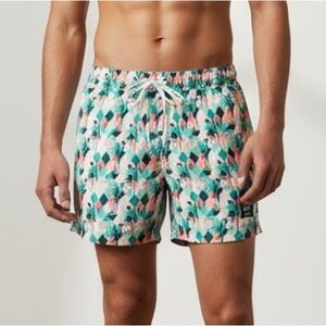 WESC America Inc | Men’s Austin Tropical Abstract Shorts size Large Parrot Bird